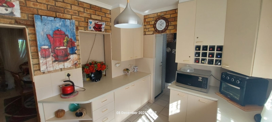 6 Bedroom Property for Sale in Wavecrest Eastern Cape